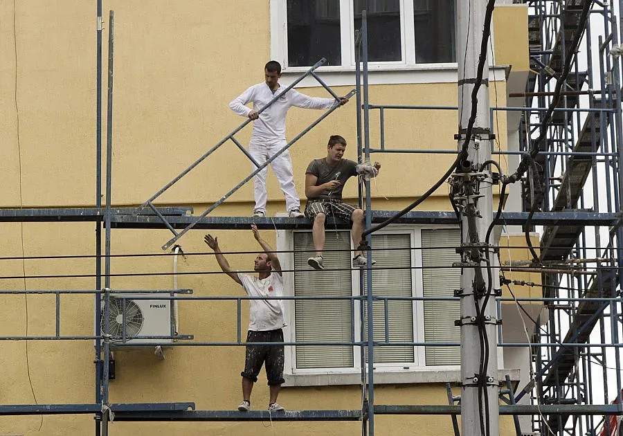 Безплатна дограма и измазване на стената