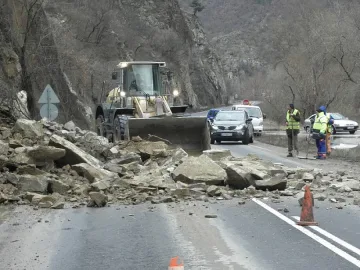 Спират опасни скали с берми