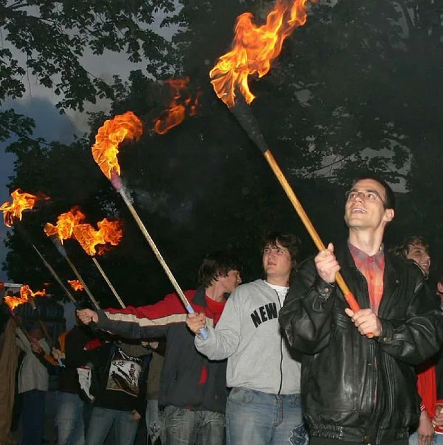Ученици се подпалили при факелно шествие