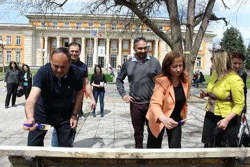 Кметът на Перник боядисва пейки