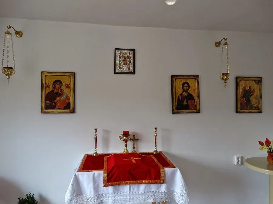 Емигрантка направи параклис за съселяните си