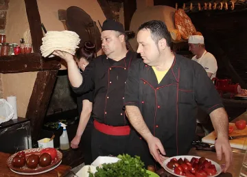 Путин и Меркел на ракийка в "Едно време"