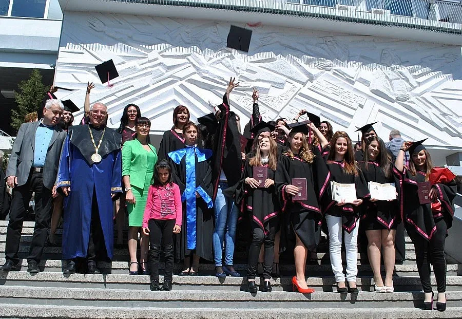 Депутат връчи дипломи на отличници