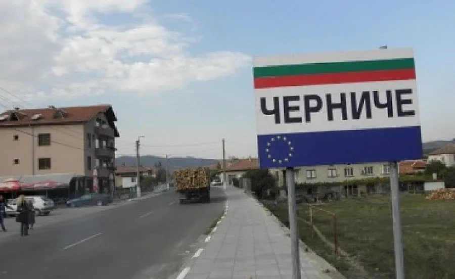 Късо съединение изпепели две летни кухни и плевня