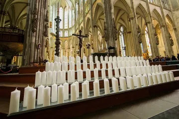 Кьолнската катедрала приема панихидата за загиналите във Френските Алпи 