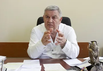 Будител със скалпел