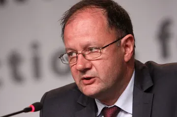 Миков: Да уважаваме днешната модерна Конституция