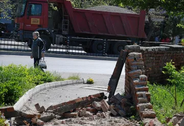 Падна ограда на бившите казарми в Хасково