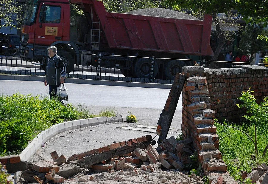 Падна ограда на бившите казарми в Хасково