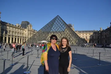 Щастливите посланички на Казанлък в Париж