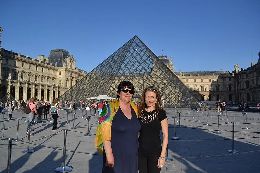 Щастливите посланички на Казанлък в Париж