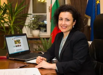 Министър Танева свиква съвет заради млечните квоти