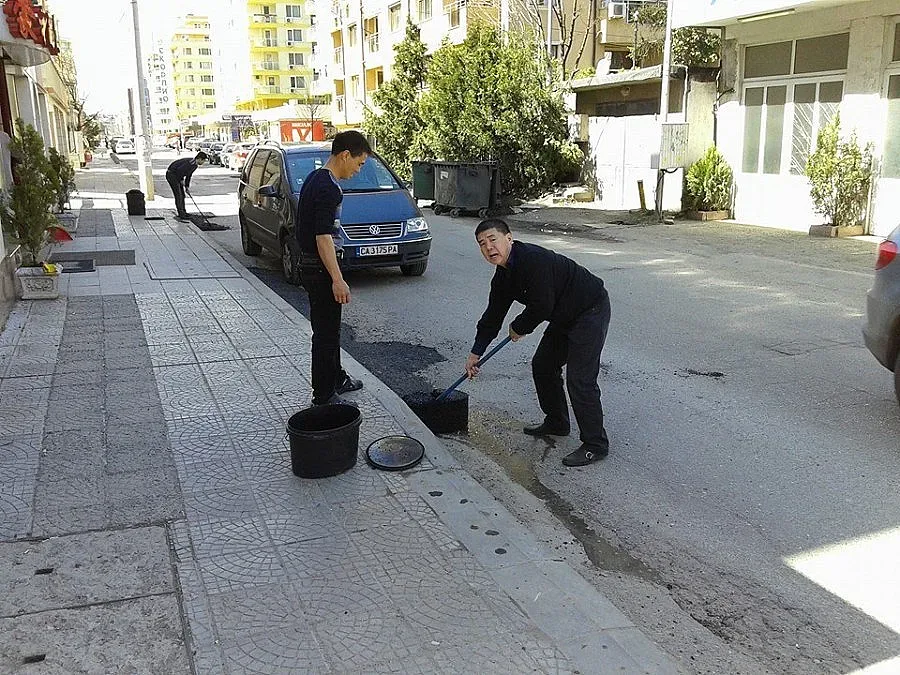 Китайци асфалтират сами дупки в София