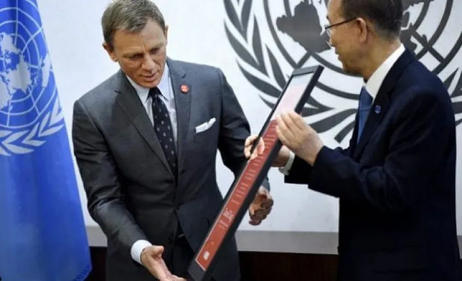 Агент 007 става борец срещу мините