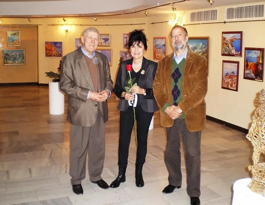 Потомка на Захари Зограф  реди картини в "България" 