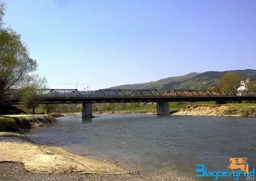 Водолази търсят скочилият в Струма Едмонт
