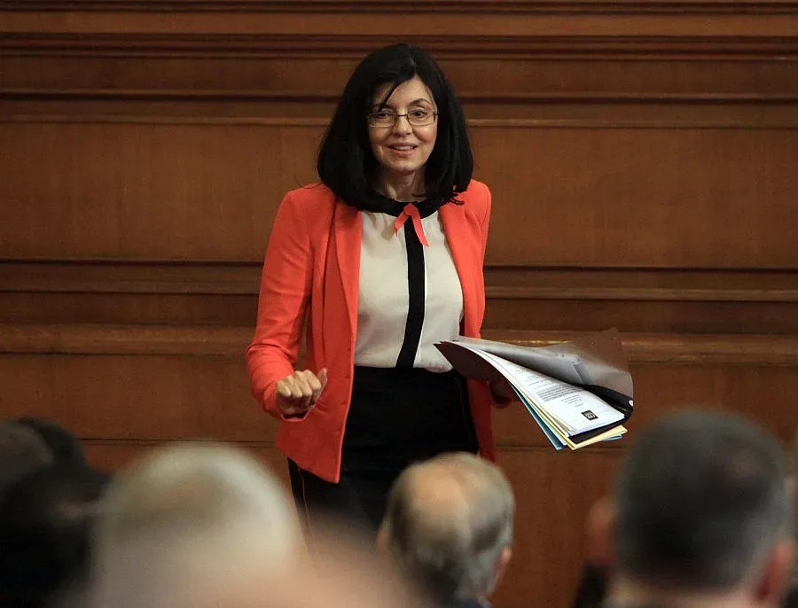 Кунева отива в Швеция