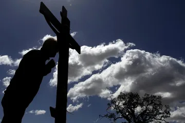 Църквата помага на Гърция за дълговете