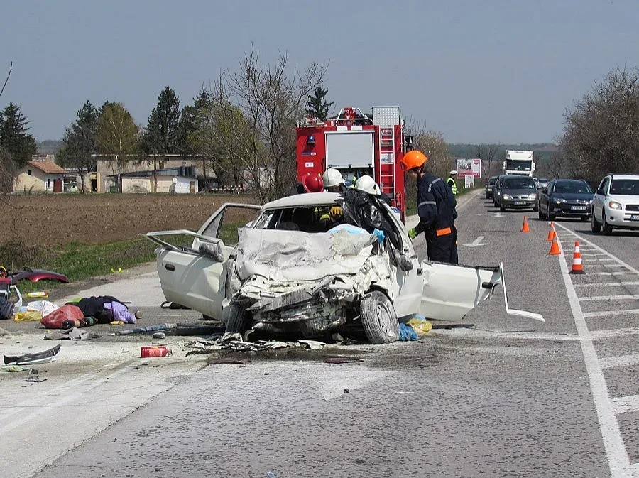 Трима гинат, дете в кома след удар край Бяла (ОБЗОР)