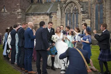 Мъри взе Ким по пола и звуците на гайди