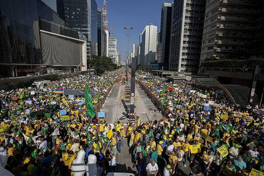 ВИДЕО: 700 000 на бунт в Бразилия