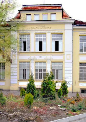 Училище тормози "различен" първолак