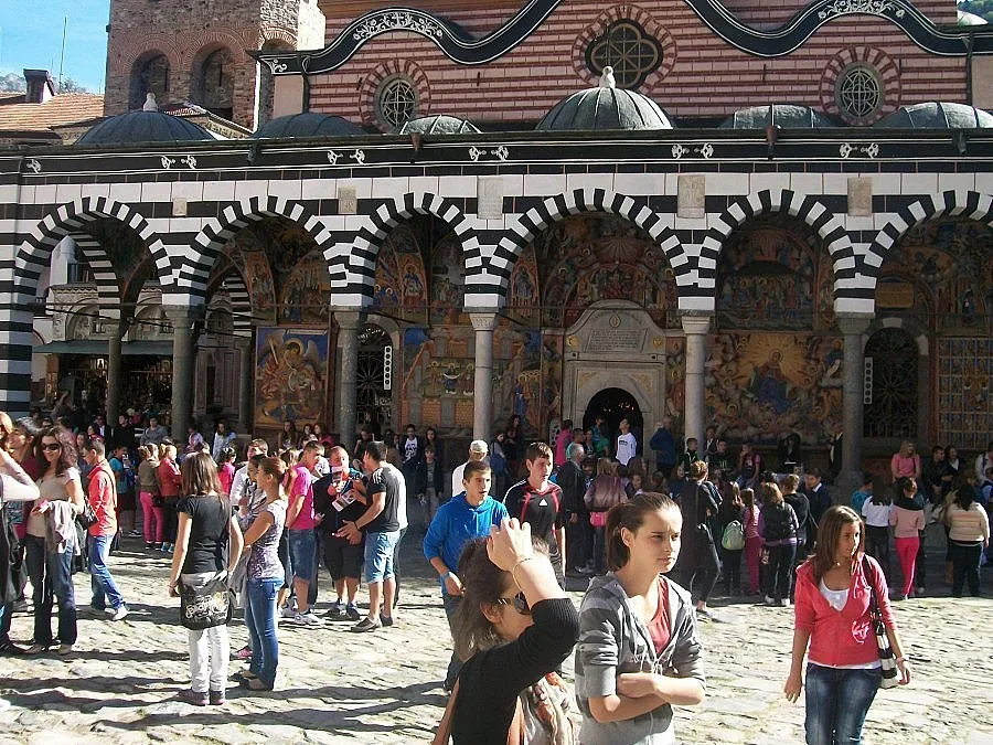 Хиляди в Рилския манастир за Великден