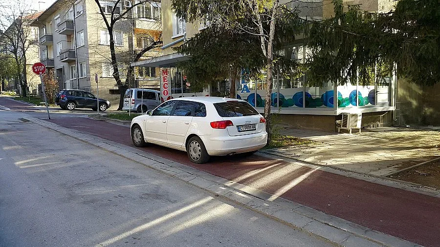 Паркиране върху велоалеи смая старозагорчани
