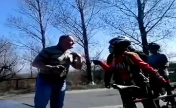 Инцидент с колоездач на пътя възмути интернет (ВИДЕО)