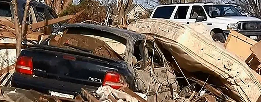 Илинойс се изправя на крака след торнадото