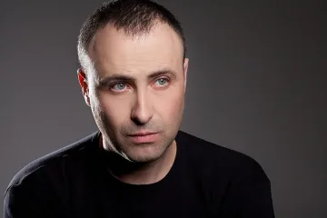 Руслан Мъйнов боядисва днес