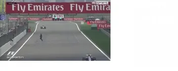 Китаец рискува живота си на Формула 1 (ВИДЕО)