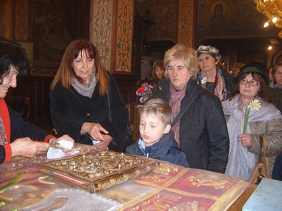 Опашки от вярващи пред храмове в Кърджали на Разпети петък