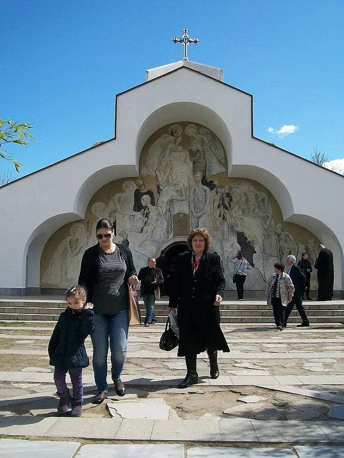 Хиляди на опашка за Благодатен огън в храма на Ванга