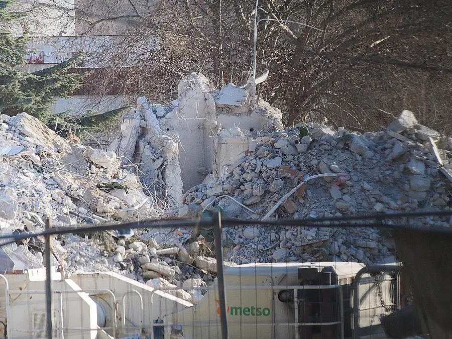 Опровергано: Няма задържан за рухналия хотел