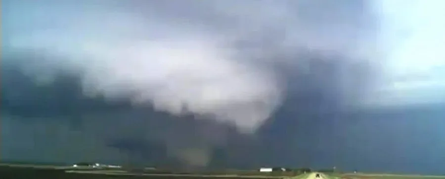 Торнадо уби човек и помете градче в Илинойс (ВИДЕО)