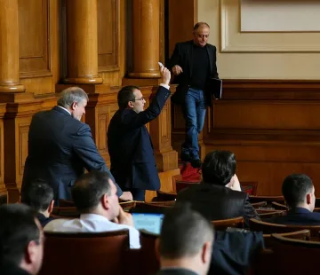 Депутати в спор за центъра на НАТО