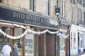 Дънблейн лъсна за сватбата на Мъри