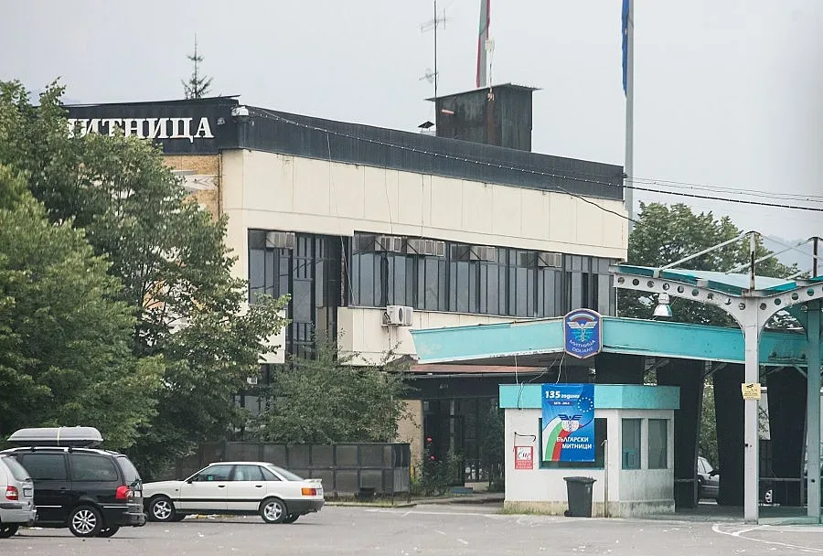 Прокуратурата обвини двама митничари