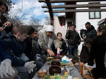 Малчугани шариха яйца на Велики четвъртък