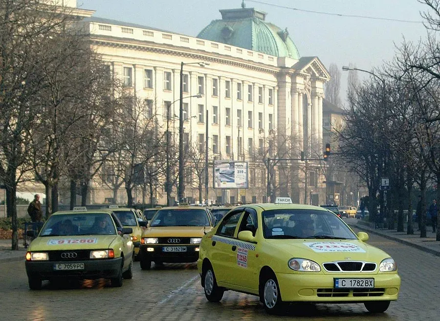 Такситата против отмяната на регулираните цени