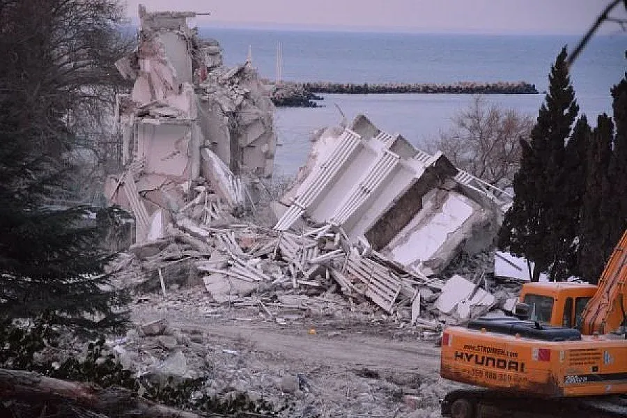 Техническият ръководител избягал след срутването на хотела