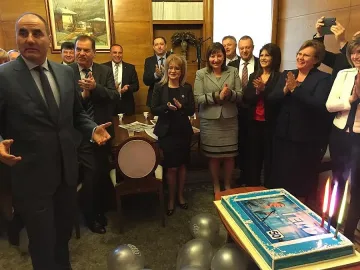 Торта от ГЕРБ и уиски от БСП за ЧРД на Цветанов