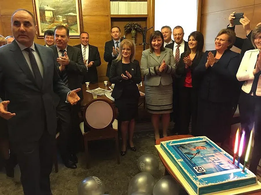 Торта от ГЕРБ и уиски от БСП за ЧРД на Цветанов