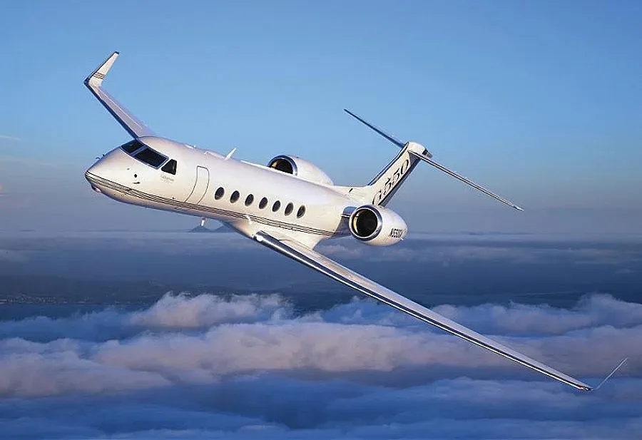 Индонезиец се вози 2 часа на колесник