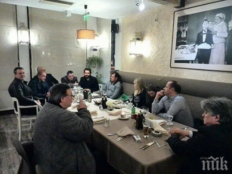 Радан Кънев хванат с цигара в ресторант