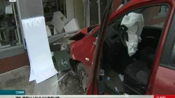 Автомобил се вряза в магазин