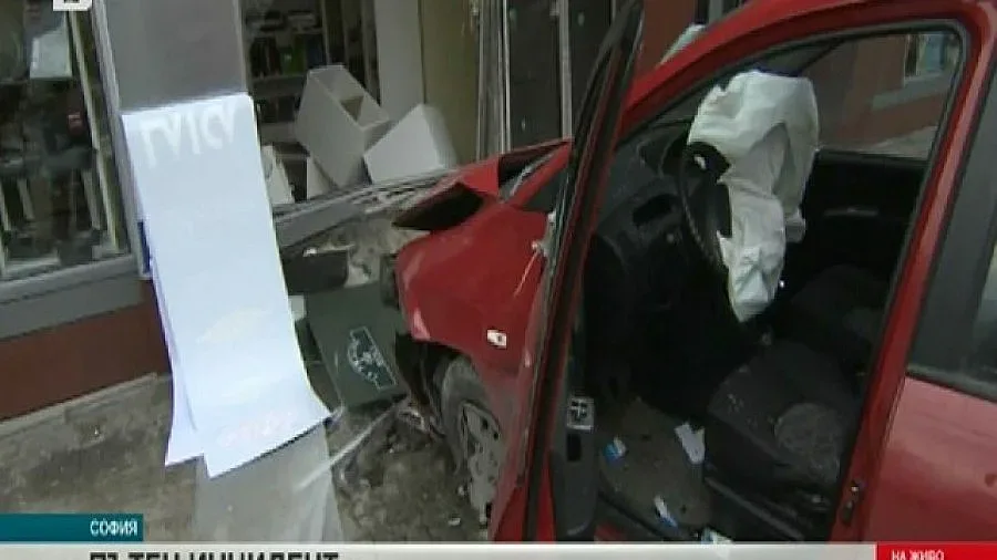 Автомобил се вряза в магазин