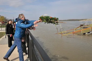 100 червени карамфила полетяха в Дунав за загиналите роми