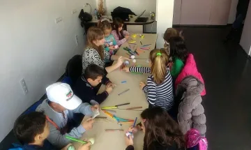 Деца рисуват върху яйца в офис на евродепутат